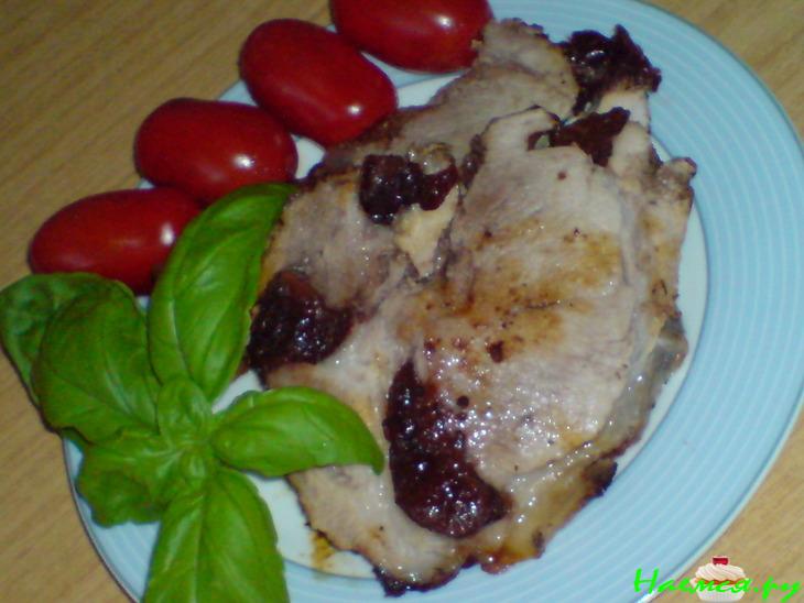 Мясо, запеченное под сметанно-горчичным кремом и нашпигованое черносливом Мясо, запеченное под сметанно-горчичным кремом и нашпигованое черносливом