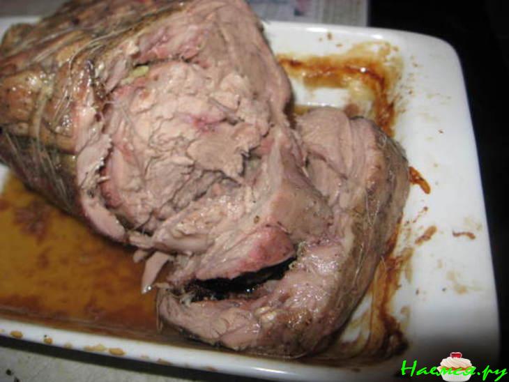 Говядина запеченная с черносливом и травами
