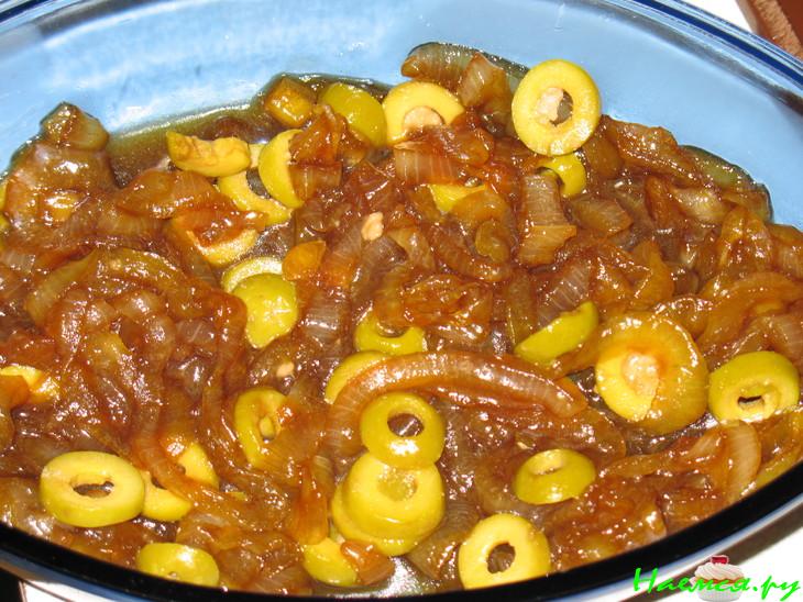 Рыбка на карамелизированном луке