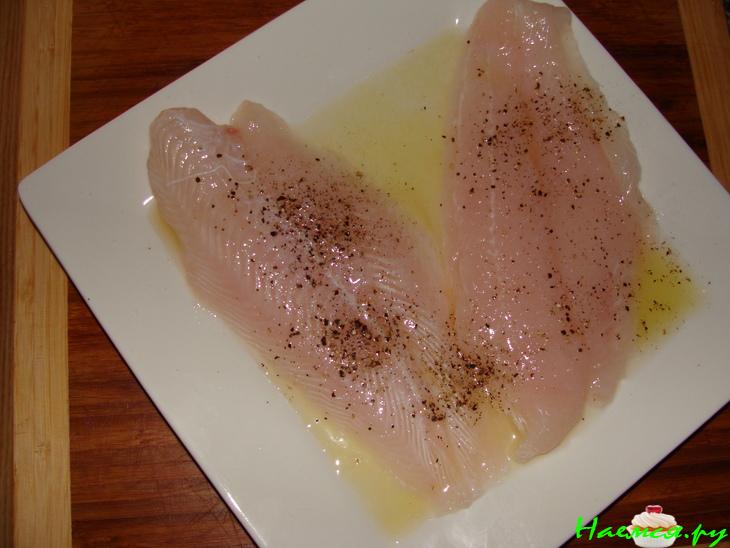 Филе морской рыбки с кунжутом под шафрановым соусом