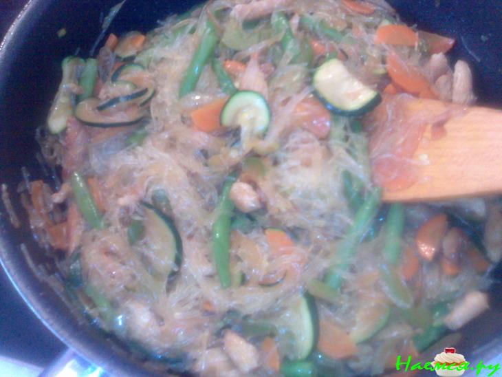 Стеклянная вермишель с индюшкой и овощами