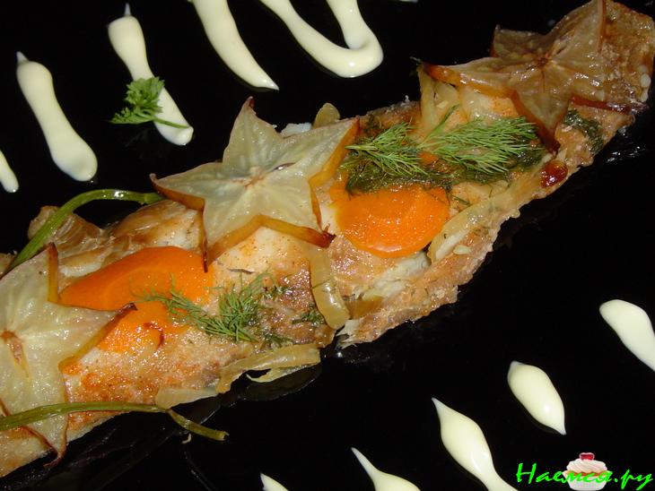 Рыба, запеченная под соевым соусом с карамболой Рыба, запеченная под соевым соусом с карамболой