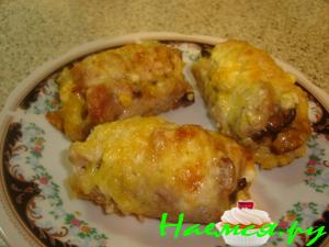 Рулетики из свиного филе с яйцом, сыром и грибами