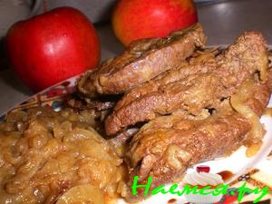 Печень в яблочно-луковом соусе с корицей