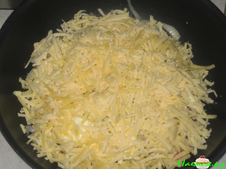 Горбуша под сыро-майонезной и луковой подушкой