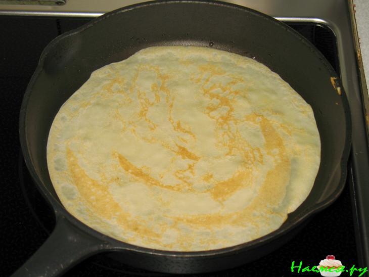 Блинчики с лососем и шпинатом в креветочном соусе