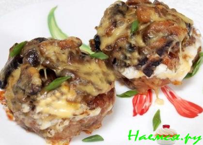 Котлеты, запеченные с грибами и сыром