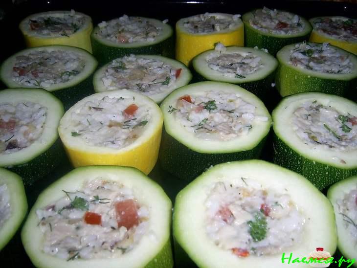 Кабачки фаршированные курицей и рисом