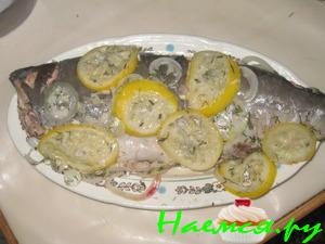 Форель с соусом, запеченная в фольге