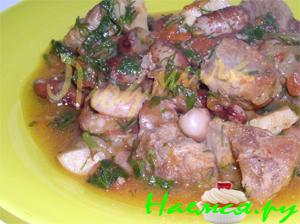 Гуляш с шампиньонами, помидорами и фасолью