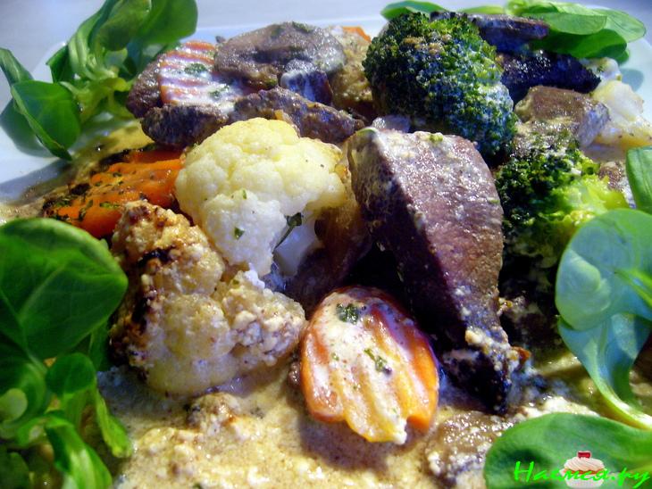 Печень, запеченная в сливочном соусе с овощами и грибами