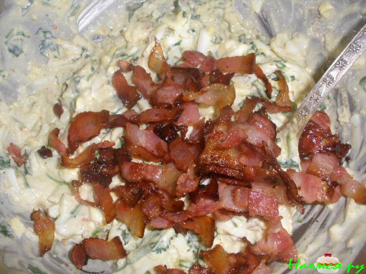 Салат яичный с карамелизированным луком