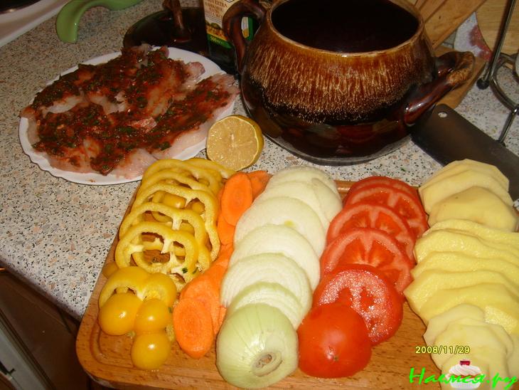 Окунь с овощами в горшочке
