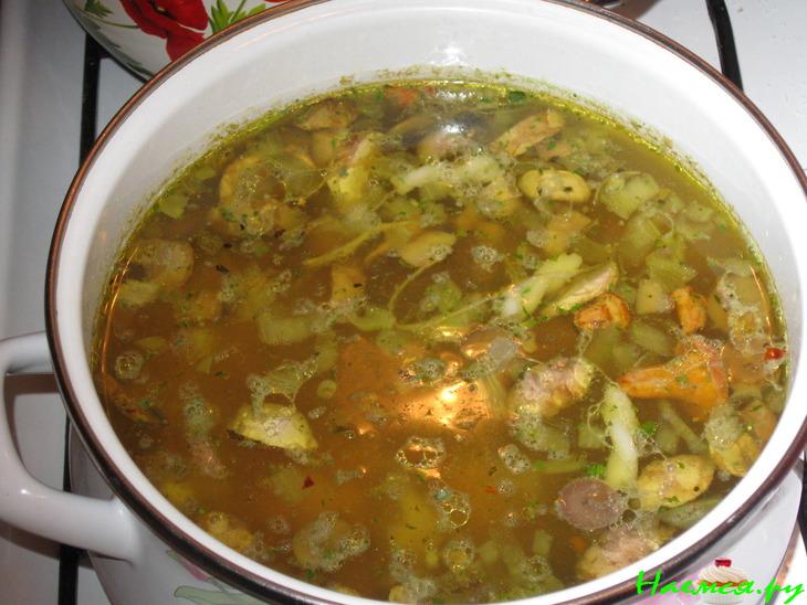 Суп с лисичками и шампиньонами