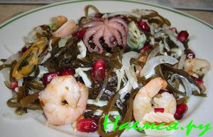 Салат из морской капусты с морепродуктами