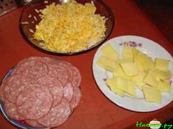 Пирог с сыром и салями