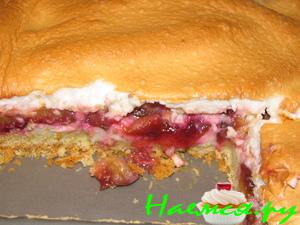 Сливовый пирог под миренгами