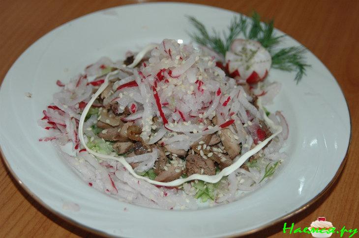 Салат с куриной печенью и редиской
