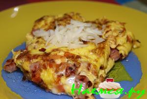 Омлет с ветчиной, луком, сыром и помидорами