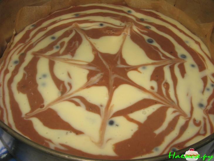 Пирог Зебра с орехами и смородиной