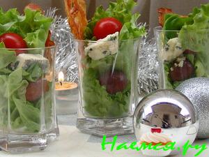 Салат-закуска с беконом и сыром с плесенью