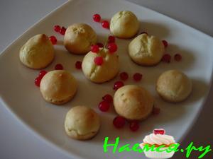 Эклеры с кремом из красной смородины, молочного шоколада и сгущенного молока