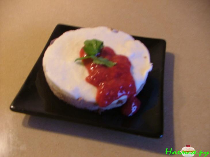 Парфе шоколадно-ромовое с малиновым соусом