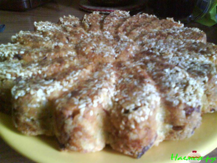 Кекс с колбасой и двумя сырами  