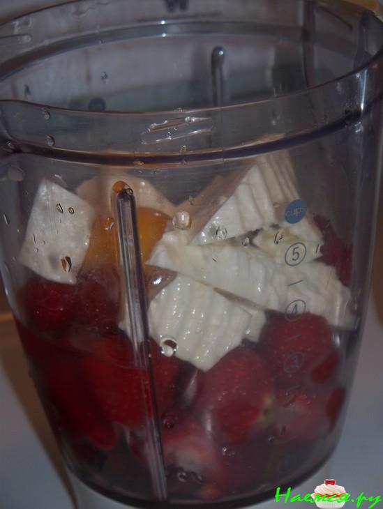 Пирог фермерский с клубникой и сыром бри 