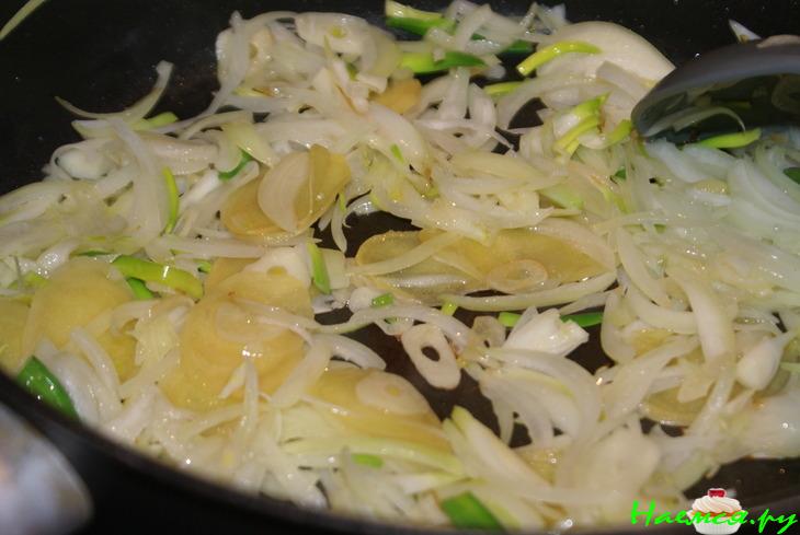 Куриное филе с яйцами по-тайски