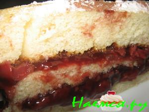 Бисквитный рулет со сгущенкой с вишневой начинкой