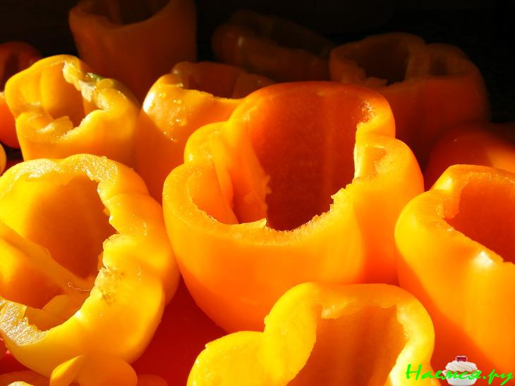 Перец фаршированный рисом и фаршем в сметанно-томатном соусе