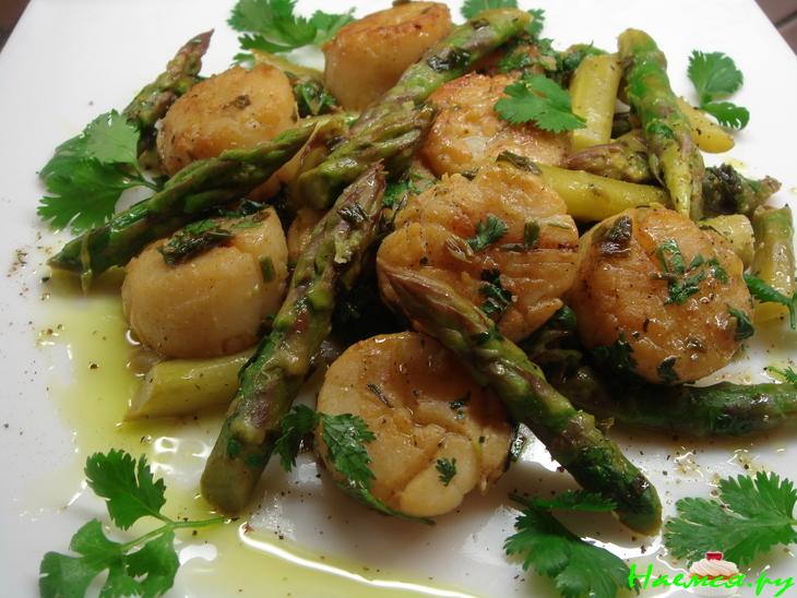 Морские гребешки со спаржей