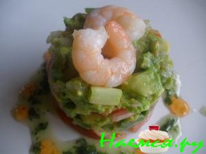 Тиан с креветками, авокадо и маринованными помидорами