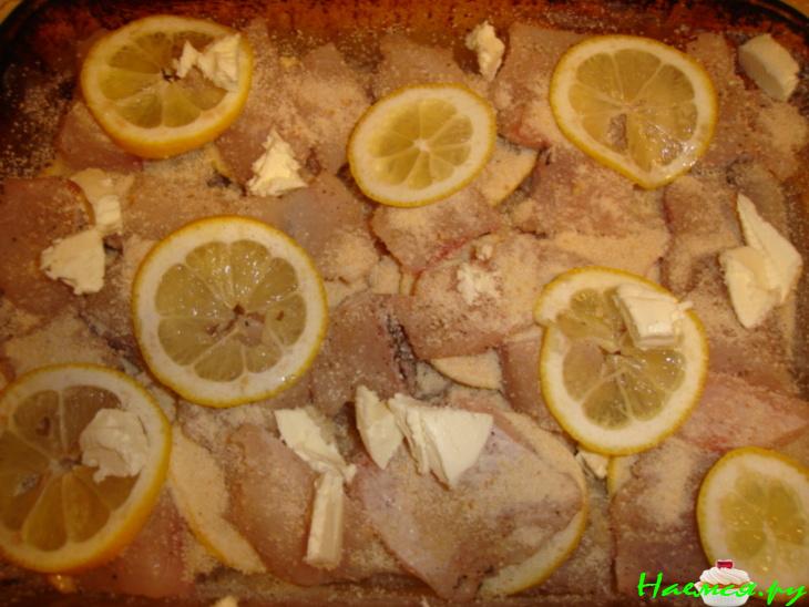 Щука запеченная с сухарями и лимоном
