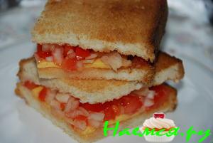 Сендвич с луком и помидором