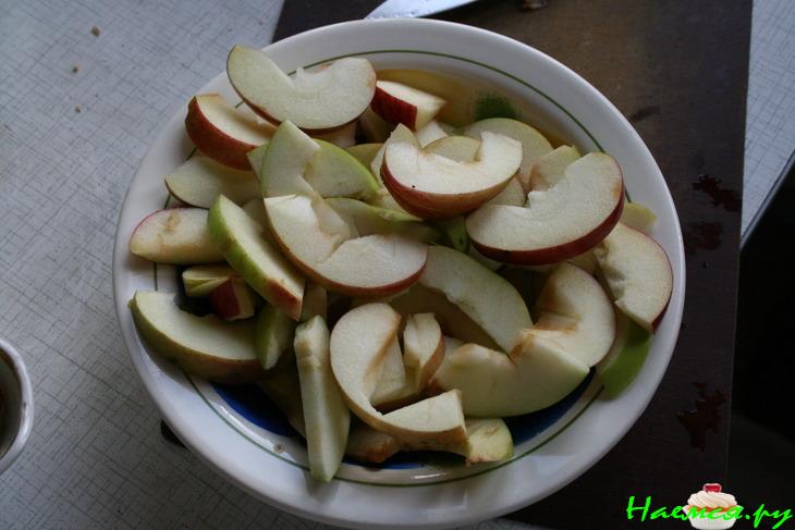 Сладкий пирог с яблоками