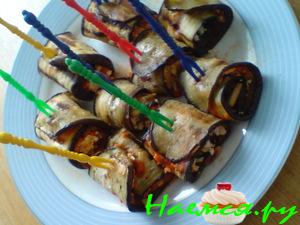 Рулетики из баклажанов с брынзой, кедровыми орешками и пастой из паприки