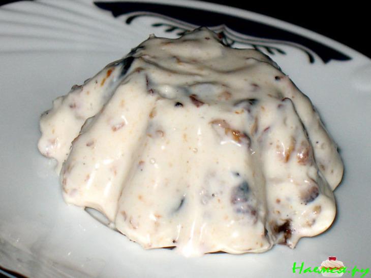 Десерт из греческого йогурта с черносливом и орехами