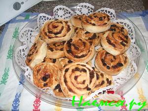 Плюшки с вареньем и изюмом