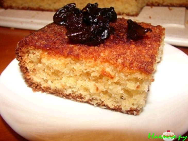 Пирог из кус-куса с сиропом из чернослива