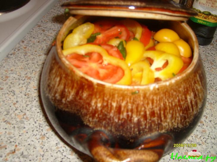 Окунь с овощами в горшочке