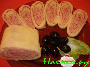 Сырный рулет с салями