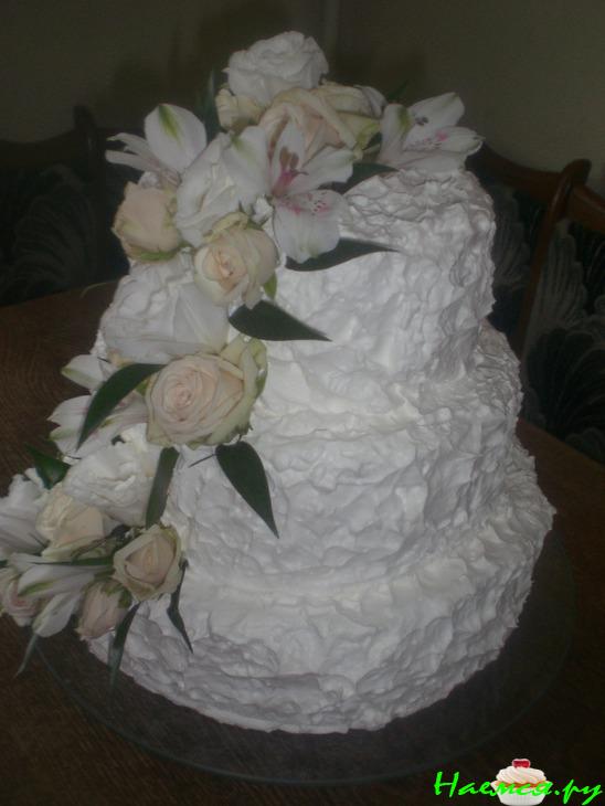 Свадебный торт с живыми цветами Свадебный торт с живыми цветами