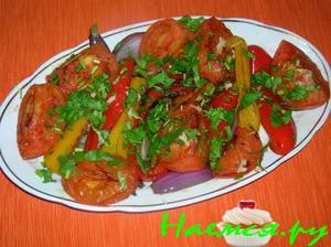 Салат из жареных перцев с помидорами