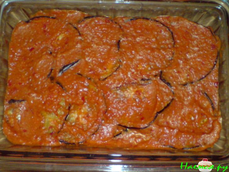 Баклажаны под пастой из красного перца