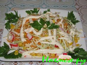 Салат с крабовыми палочками и белекачанной капустой