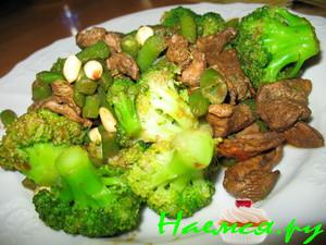 Острая курица с овощами и арахисом