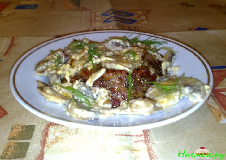 Свинина запечённая с грибами в сметане
