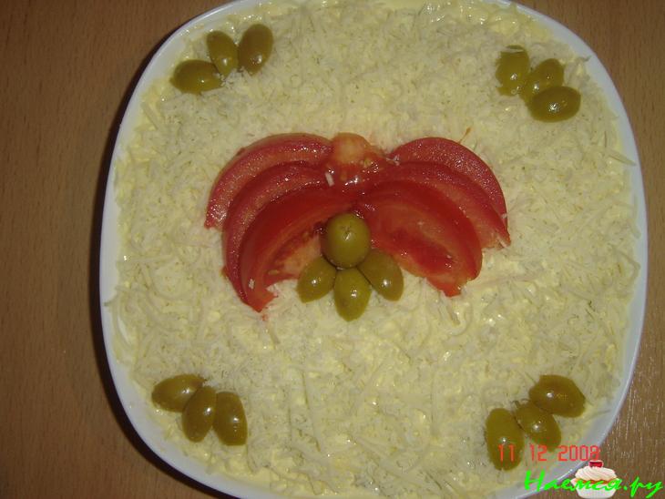 Салат с колбасой и зеленым яблоком